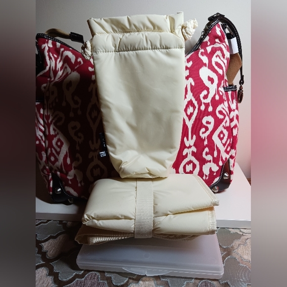 OiOi Nappy Bag with insulated milk bottle holder, changing mat and w/wiper box. - Picture 3 of 12